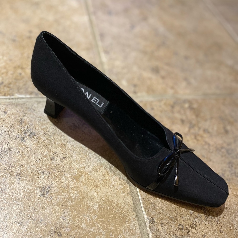 VANELi - Woman’s black satin shoes w/patent leather bow & kitty heels, Size: 6.5